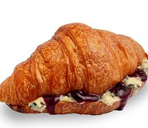 Круассан с черникой и сыром