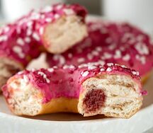 Донат с ягодной начинкой и посыпкой