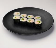 Ролл с курицей и огурцом