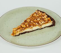 Чизкейк с карамельным арахисом