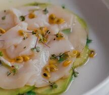 Севиче из гребешка с авокадо под лаймовым соусом и маракуйей
