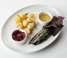 Сельдь с картофелем и гренками