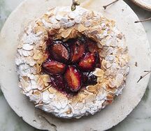 Сливовый пирог с миндалём