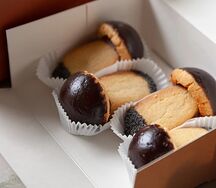 Грибочки из миндального теста с маком и шоколадом