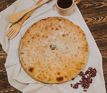 Осетинский пирог с фасолью, сыром и грибами