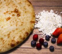 Осетинский пирог с клубникой и творогом