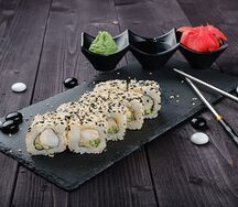 Острый ролл с креветкой