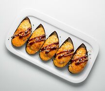 Мидии запеченные с сыром и яки соусом