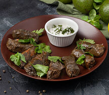 Долма с соусом мацони и чесноком