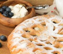 Пирог с творогом и черникой