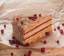 Пирожное Медовое с ягодной прослойкой