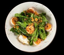 Салат Ромейн с пармезаном и креветками