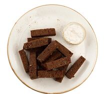 Гренки чесночные из бородинского хлеба с соусом цахтон