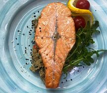 Стейк из лосося с киноа и овощами