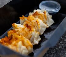 Гедза со свининой и кимчи