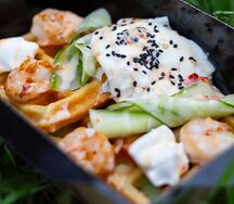 Венские вафли с креветкой и яйцом пашот