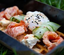 Венские вафли с семгой и яйцом пашот