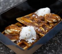 Венские вафли с бананом и карамелью