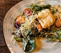 Теплый салат с морепродуктами