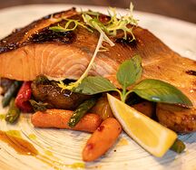 Стейк из семги с соусом свит чили