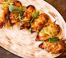 Мидии киви, запеченные в томатном соусе