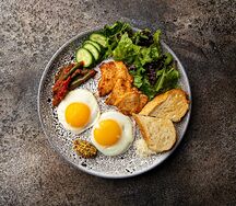 Английский завтрак с куриной грудкой или сосисками