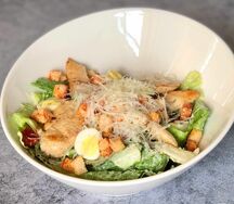 Салат Цезарь с курицей