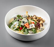 Салат с вешенками, камамбером и ягодами
