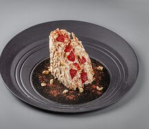 Меренговый рулет с фундуком 