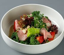 Салат с говядиной гриль и ореховым соусом