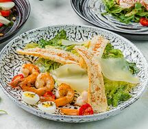 Салат Цезарь с креветками