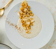 Овсяная каша с яблоком и миндалем
