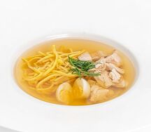 Бульон куриный с лапшой и перепелиным яйцом