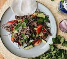 Салат с говядиной в соево-кунжутном соусе