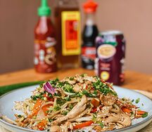 Лапша с курицей и овощами на воке