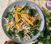 Салат с манго в кисло-сладком соусе