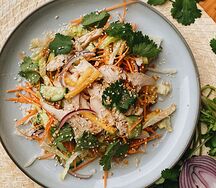 Салат с курицей в азиатском соусе