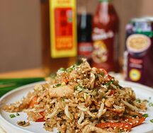 Рис с курицей и овощами на воке