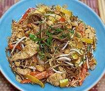 Лапша соба с курицей и овощами