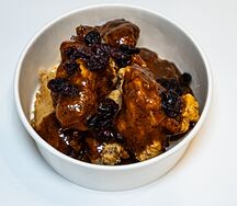 Куриные крылышки в панировке и в соусе чёрный перец
