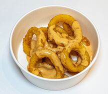 Кольца кальмара в панировке с имбирным соусом