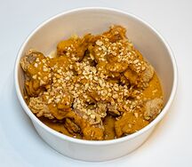 Нежные кусочки курицы в соусе карри
