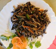 Жареный папоротник с мясом