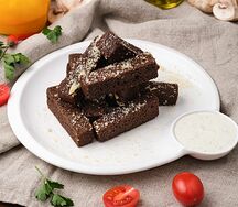 Гренки чесночные с соусом