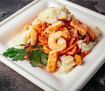 Паста с морепродуктами на красном соусе