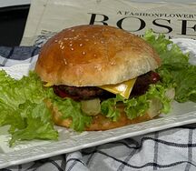 Бургер с говяжьей котлетой