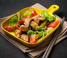 Тёплый салат с курицей