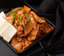 Кимчи, жаренное со свининой