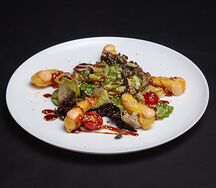 Салат с креветками темпура