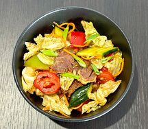 Салат с пекинской капустой и говядиной
